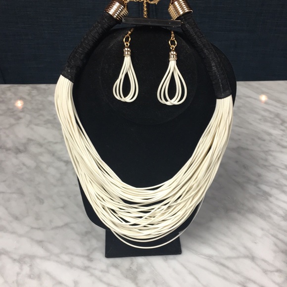 Jewelry - 🎉HP🎉🆕Layered Statement Necklace & Earrings Set